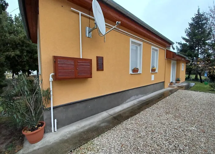 Case de vacanță Eoetvoes Nyaralo Siófok